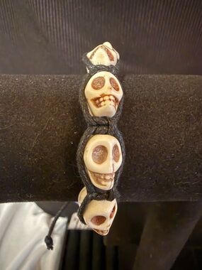 Skull Bead Macrame Bracelet - Black and Cream - Shamballa style